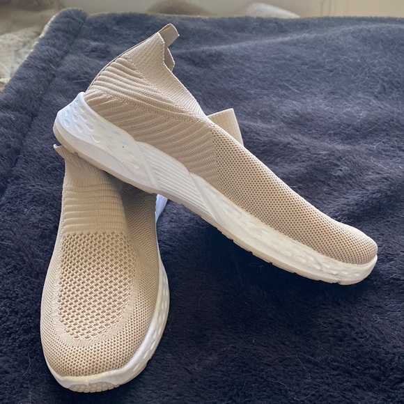 Walking shoes - Picture 2 of 3